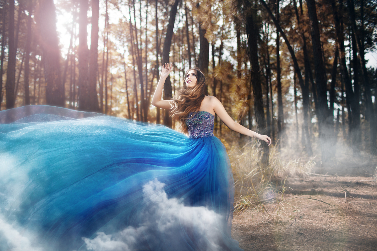 Debutante com vestido azul. Ensaio de debutante feito no Jardim Botânico de Brasília pelo fotógrafo Rafael Ohana