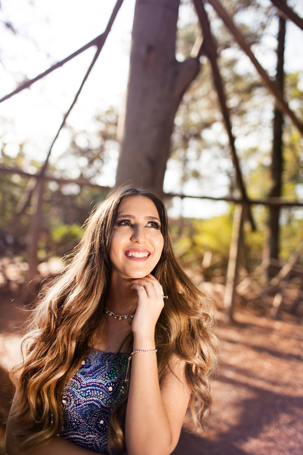 Debutante sorrindo. Ensaio de debutante feito no Jardim Botânico de Brasília pelo fotógrafo Rafael Ohana