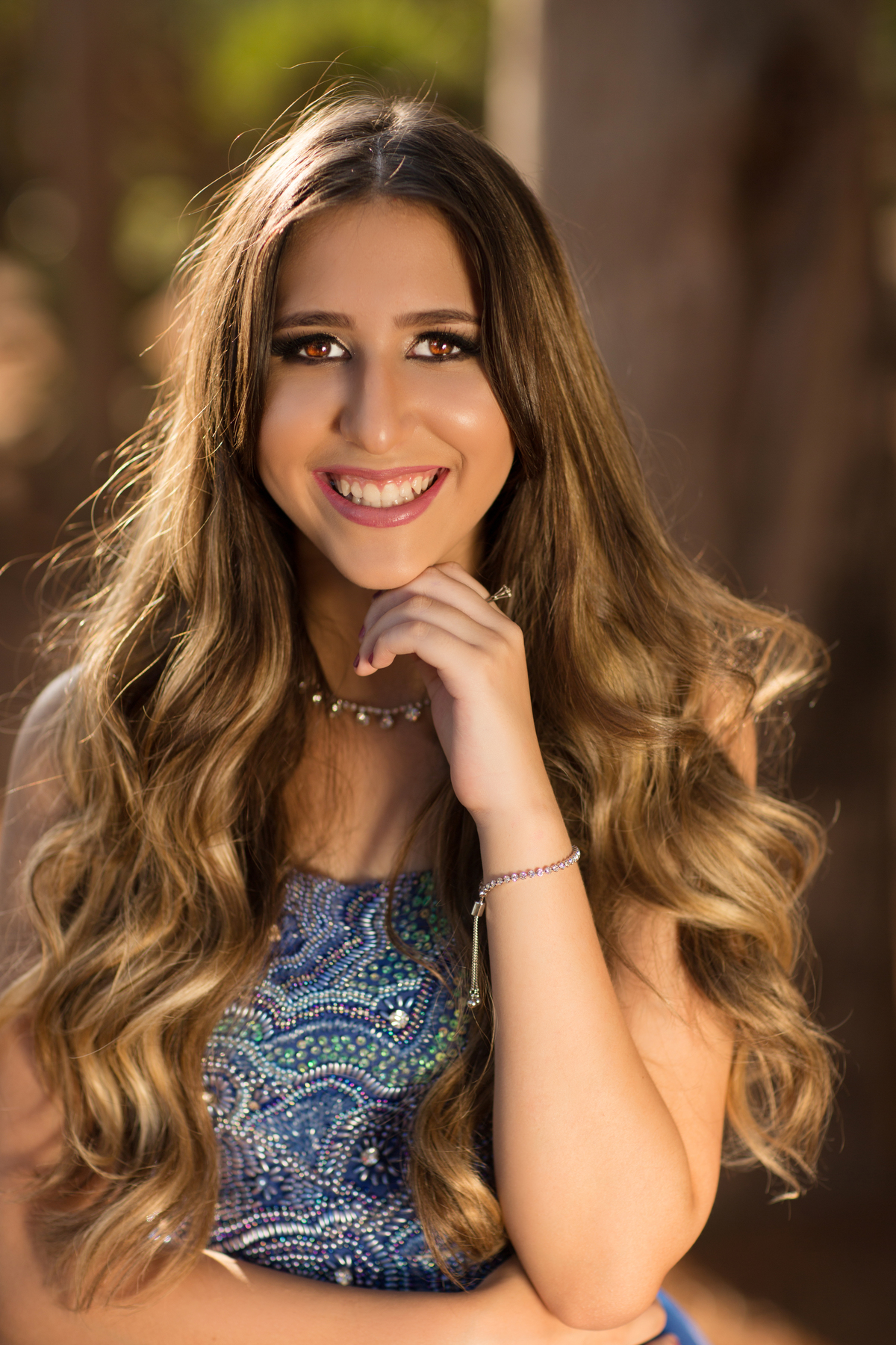 Debutante sorrindo. Ensaio de debutante feito no Jardim Botânico de Brasília pelo fotógrafo Rafael Ohana