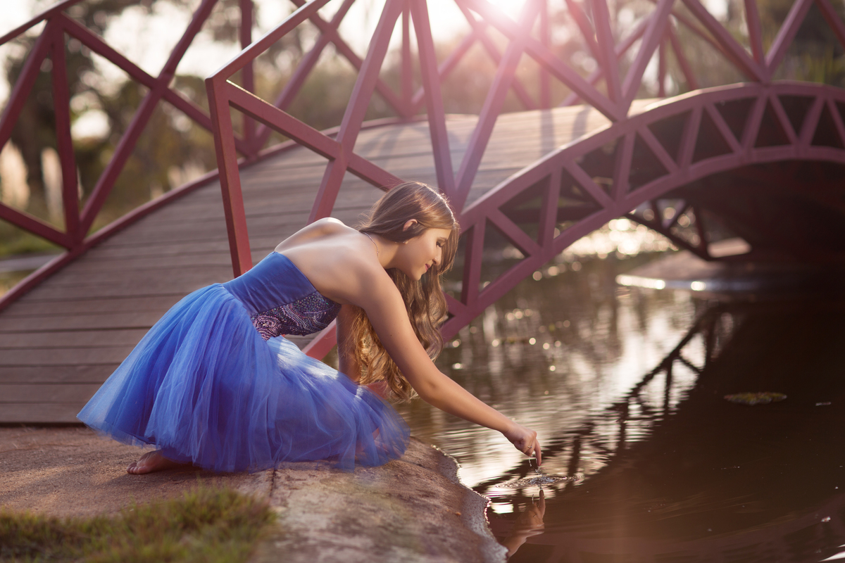 Debutante testando se a água está fria. Ensaio de debutante feito no Jardim Botânico de Brasília pelo fotógrafo Rafael Ohana