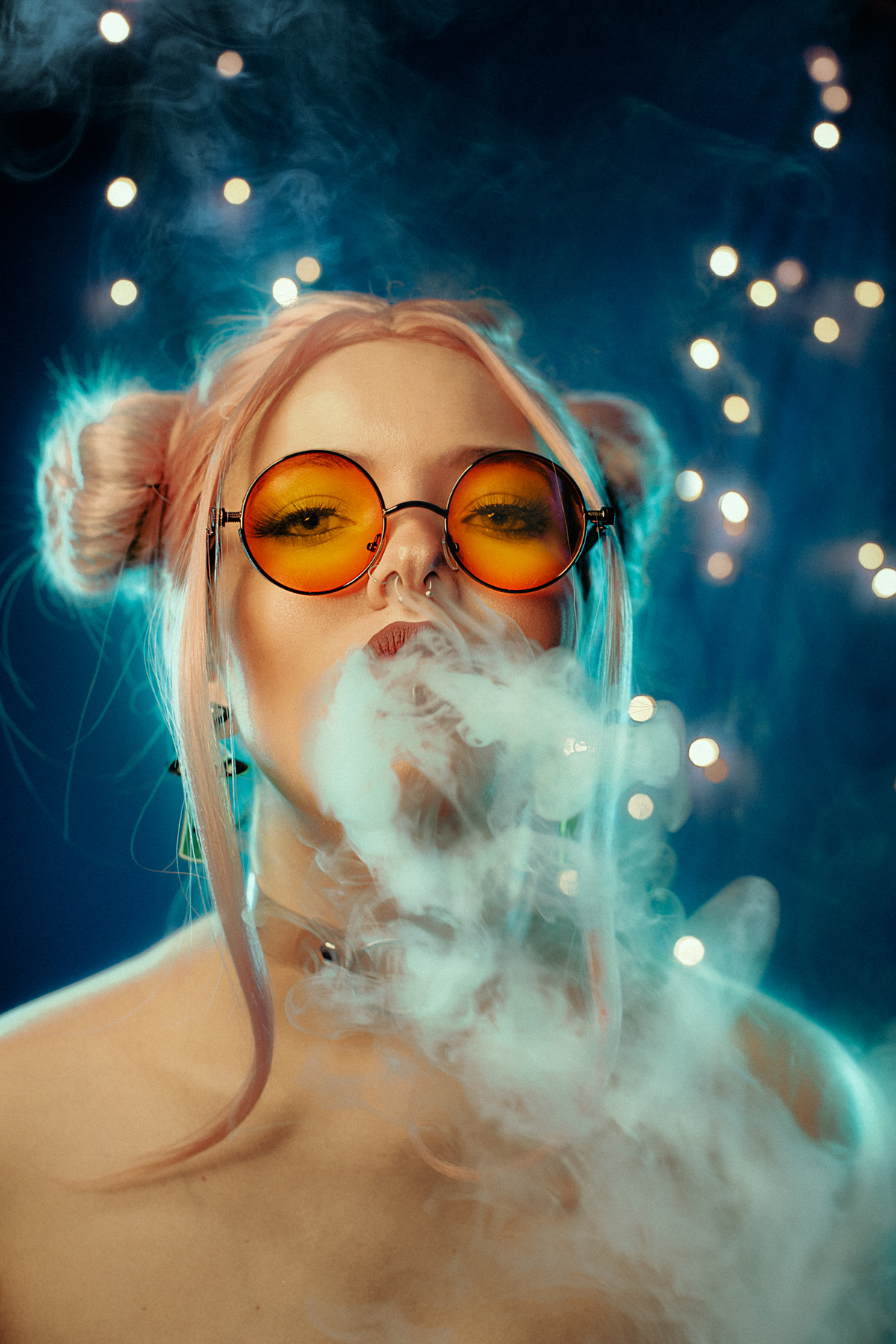 Mulher fumando.Retratos feitos em estudio feito pelo fotógrafo Rafael Ohana em Brasília-DF