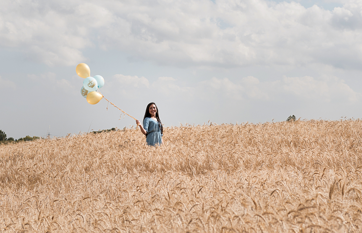 ensaio 15 anos em campo de trigo com baloes