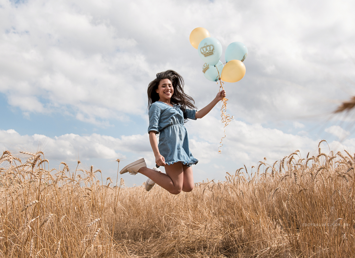 ensaio 15 anos em campo de trigo com baloes