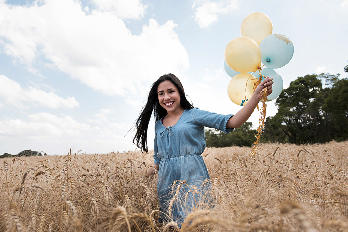 ensaio 15 anos em campo de trigo com baloes