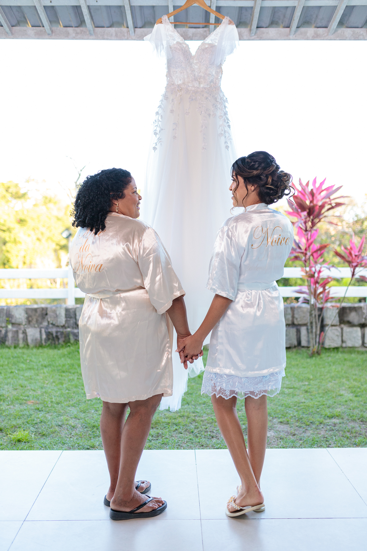 Momento só das duas, esse momento com certeza, deve passar um filme na cabecinha delas!