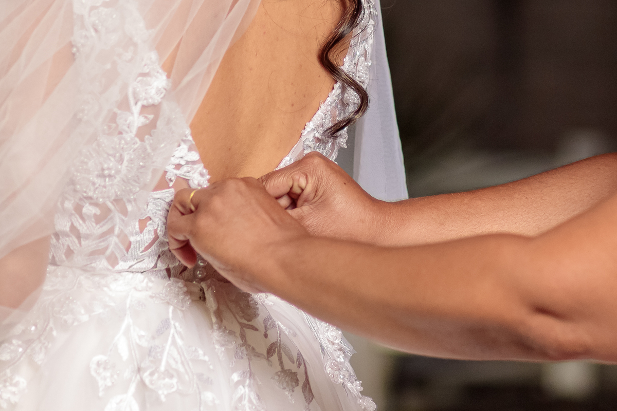 Detalhes das mãos, que lhe ajudou a dar os primeiros passos e que agora...