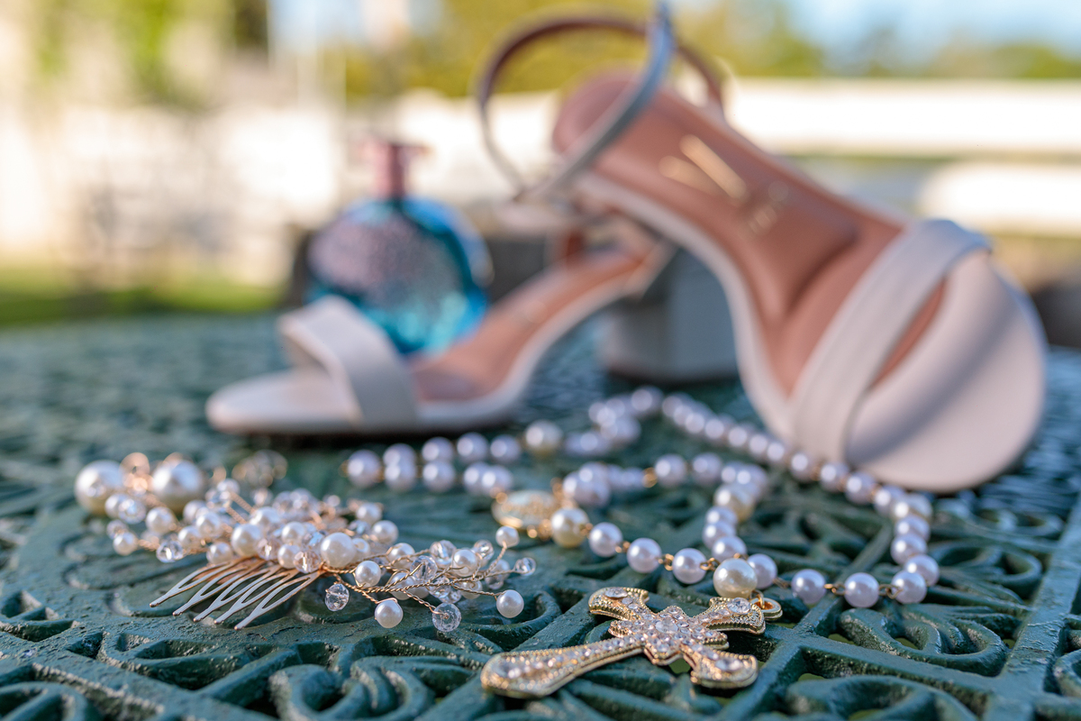 Itens da noiva fotografados antes do seu casamento no Espaço Natureza em Maceió-AL.