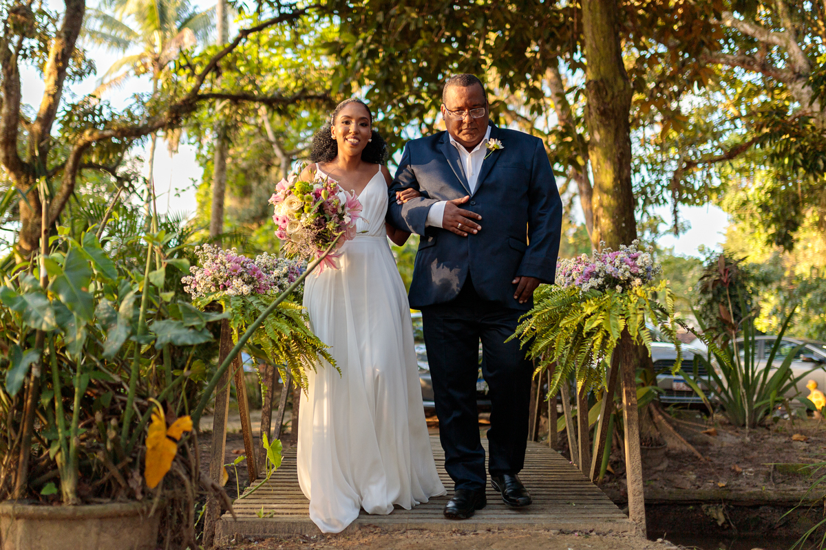 Eles a caminho do altar e ainda tinha essa linda ponte decorada!