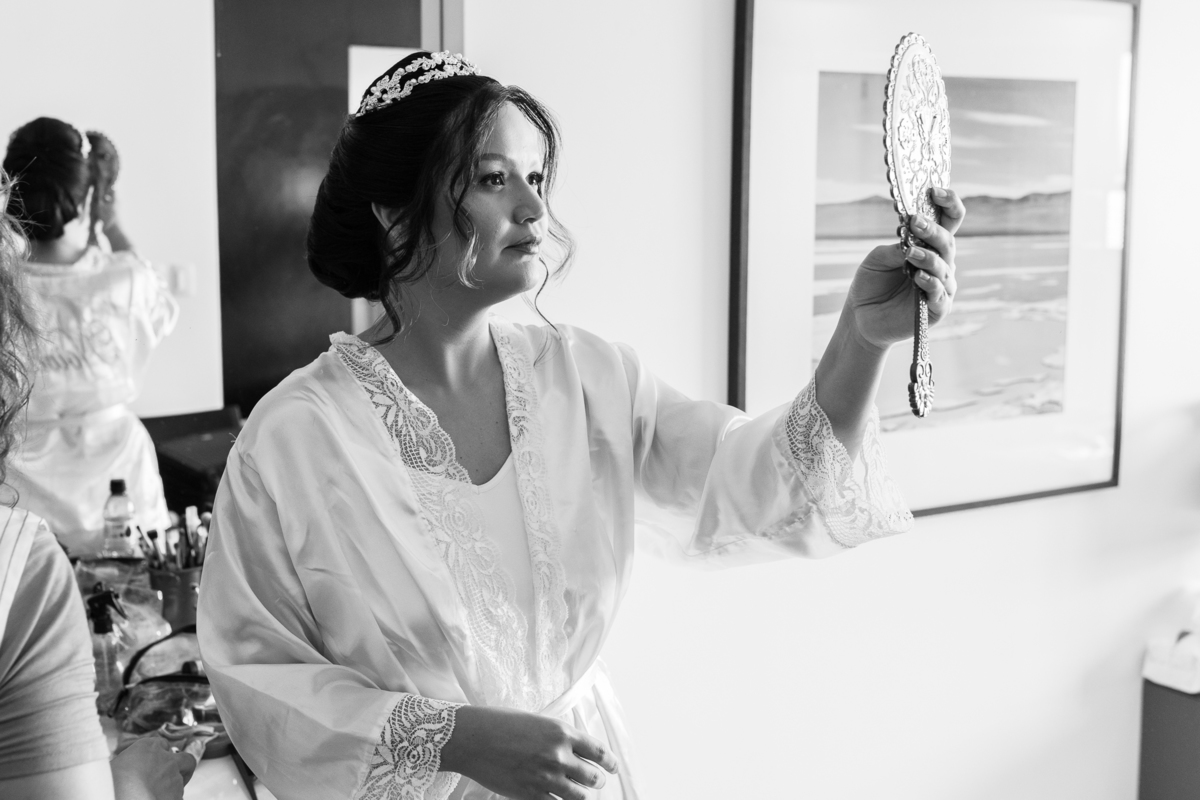 Ela vendo como ficou o seu penteado tão desejado!