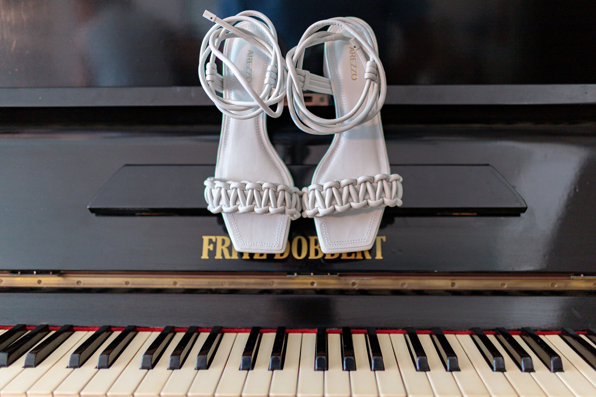 Começamos sempre fotografando os acessórios que a Noiva irá usar no seu casamento, então aproveitamos esse Piano e fizemos essa linda imagem!