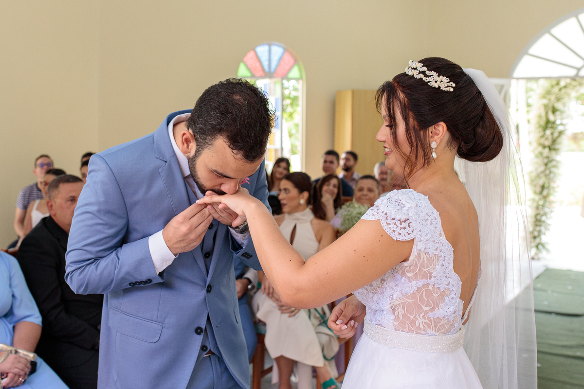 É de praxe, o noivo beijar a mão da noiva, assim que ele coloca a aliança nela! 