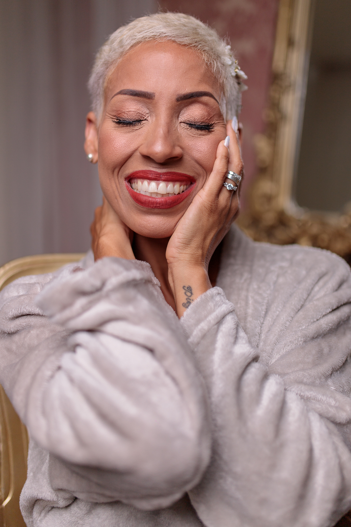 Mari super alegre e radiante