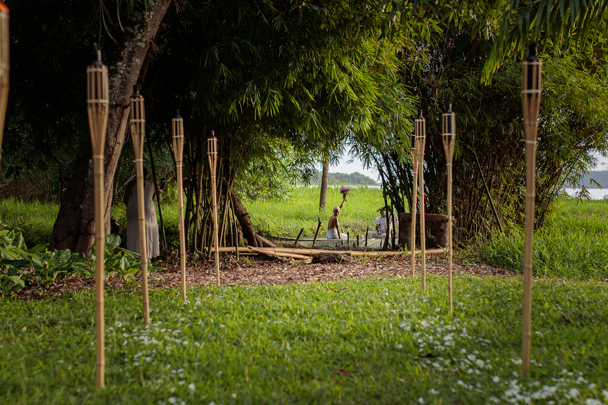 A chegada da noiva, sendo realizada de canoa!
