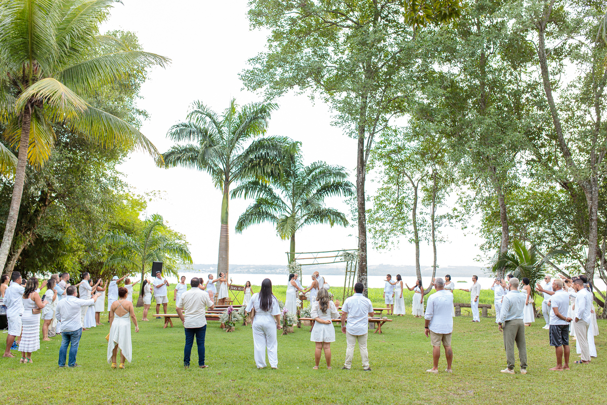Momento de oração dos noivos, com padrinhos e convidados.