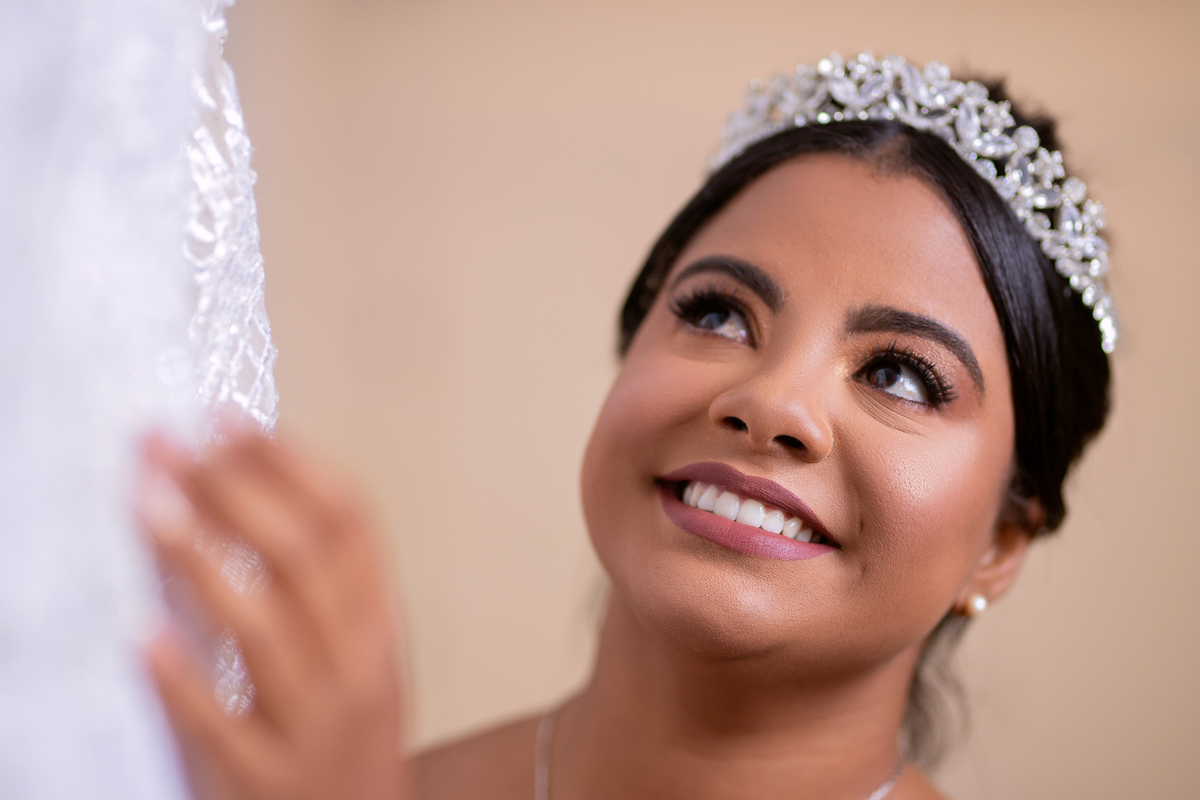 Admirando o seu lindo vestido!