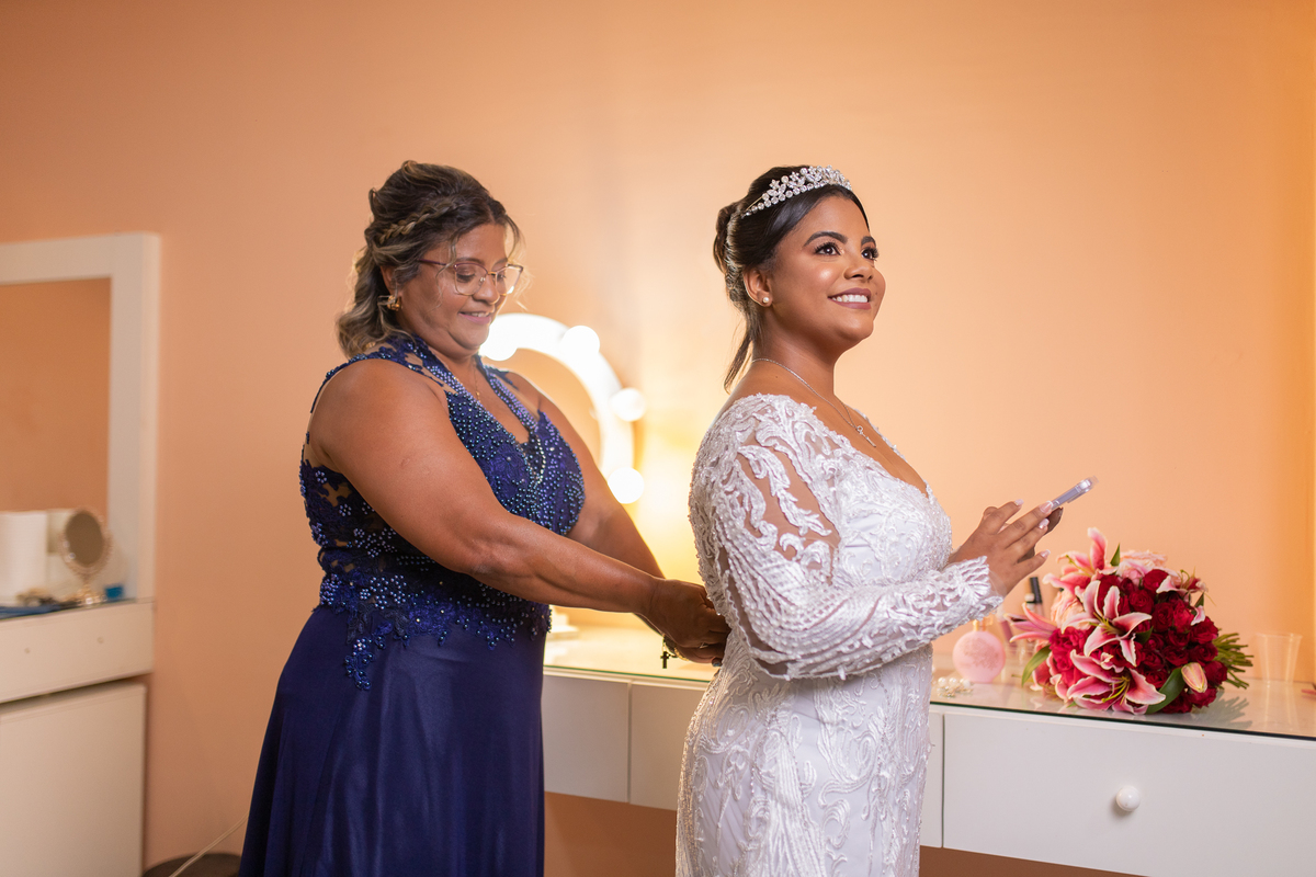 Essa é uma das fotos mais marcantes, onde a mãe prepara a sua filha, para o grande dia!