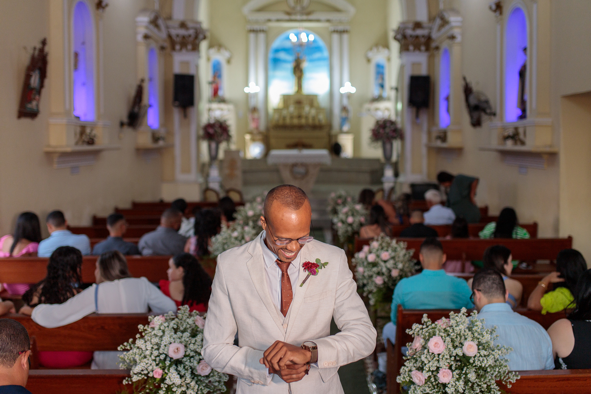 O noivo Thalisson, não ver a hora da sua amada chegar.