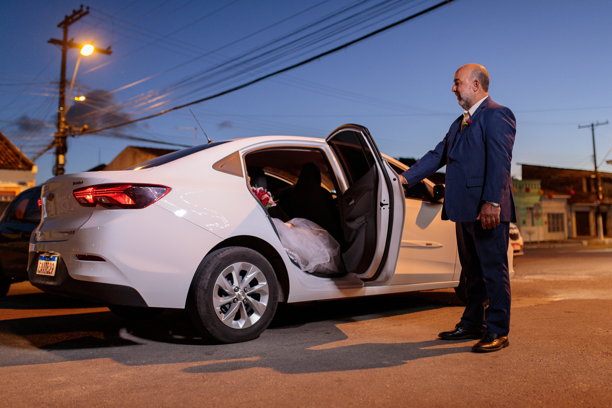 O Pai da noiva, vindo recebe-la e assim entregar ela no altar.