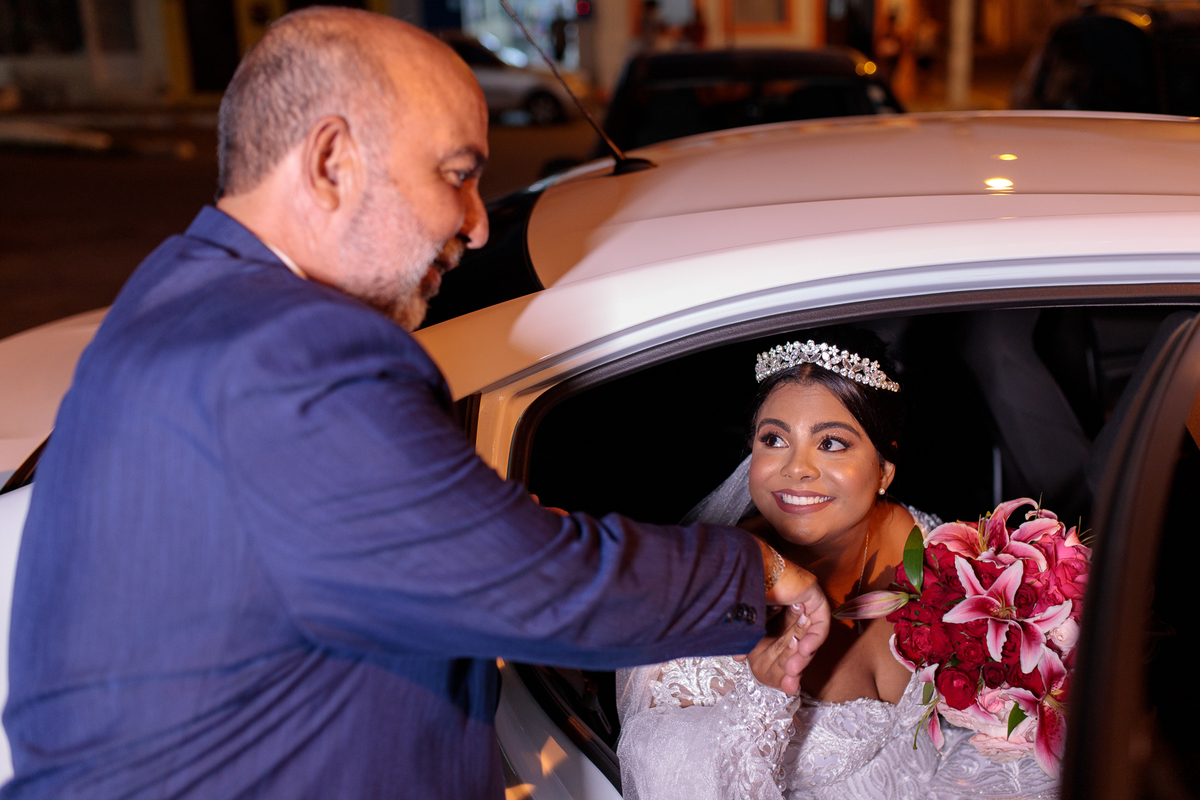 Uma foto na qual eu faço questão que tenha é essa, a da benção do Pai para sua filha, antes das noivas descerem do carro.