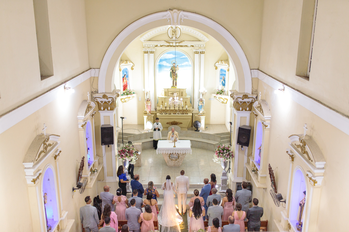 Visão aberta do casamento e dos noivos no altar.