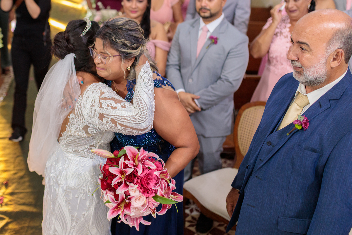 Momento de muita emoção da noiva e sua mãe!