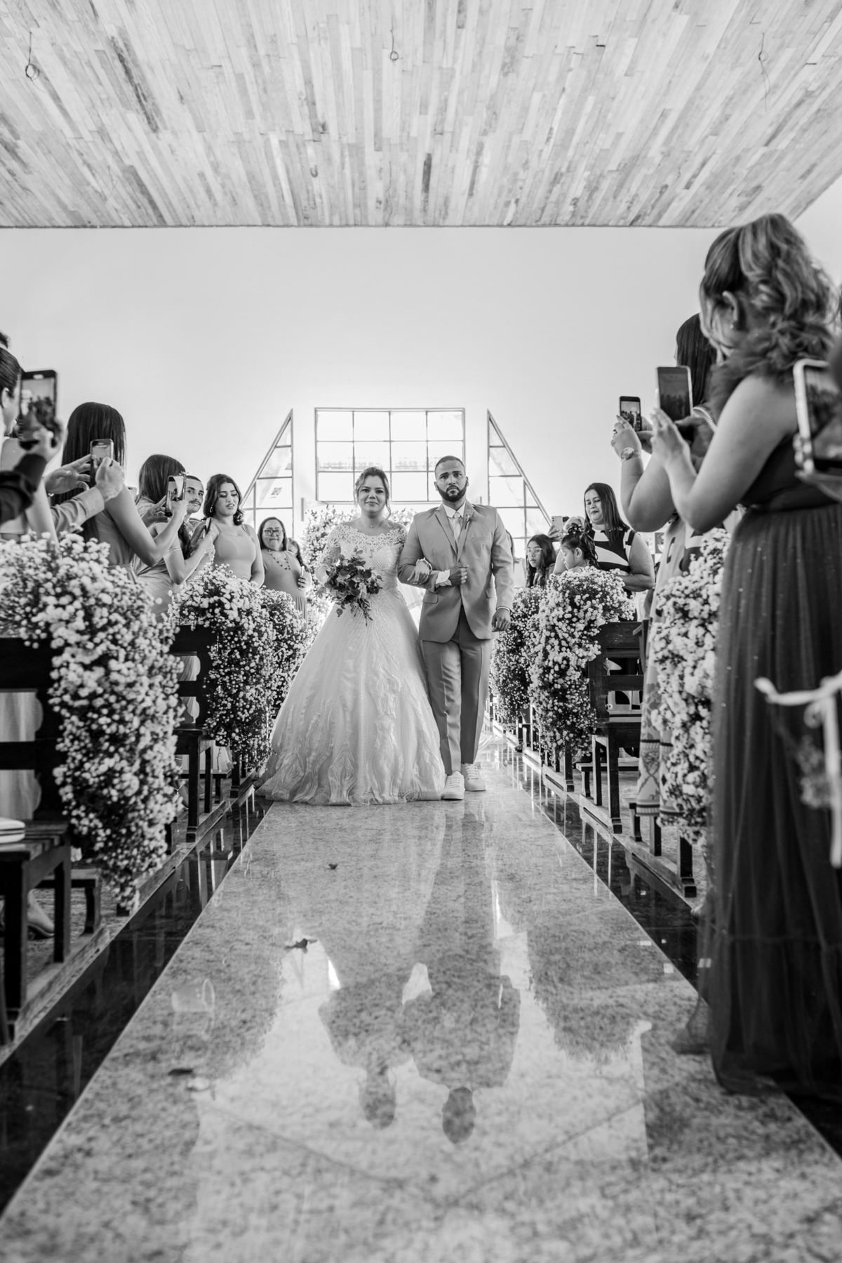 Noiva entrando na igreja, com o seu irmão!
