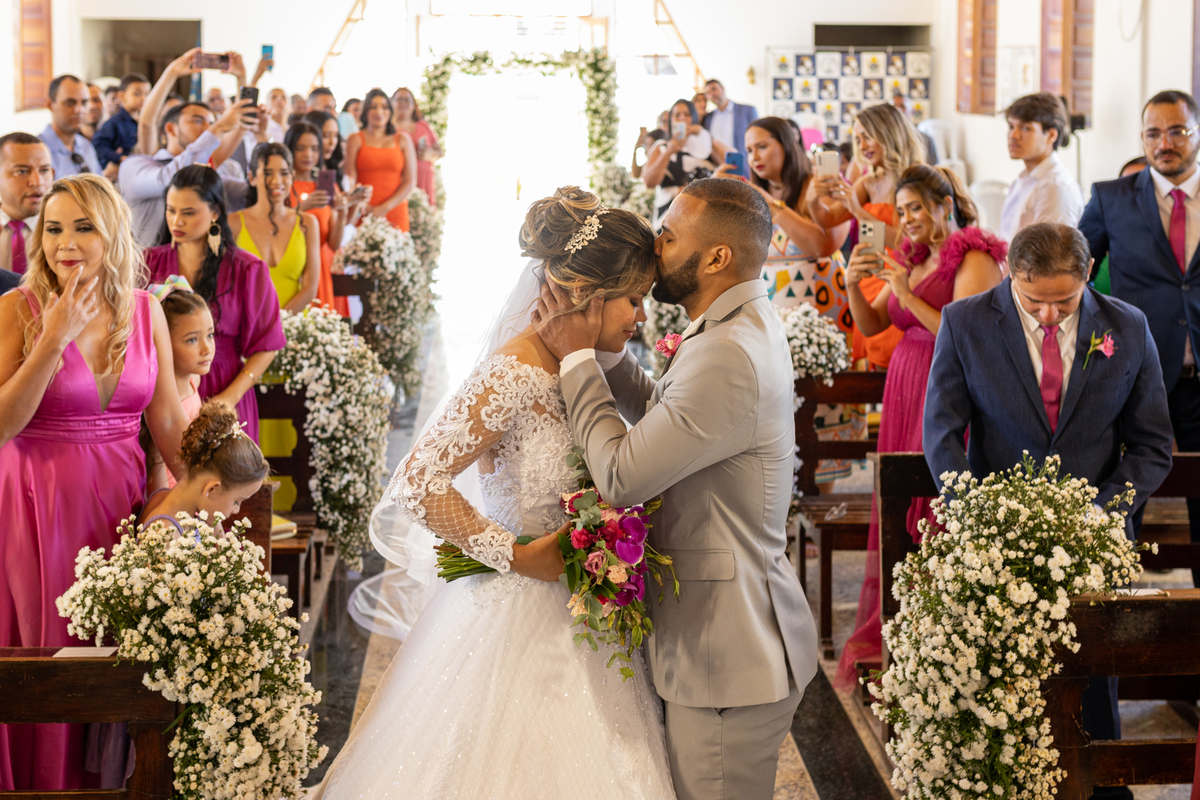 A benção do irmão, em sua irmã, que agora esta no altar do amor.
