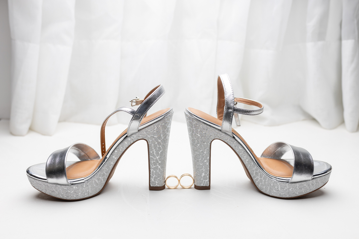 detalhes do sapato da noiva e aliança dos noivos