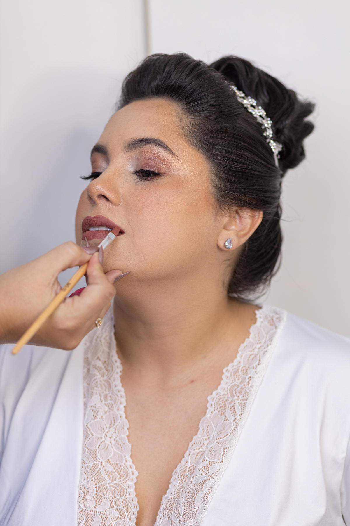 Monna fazendo o detalhe da maquiagem  na Nayara.
