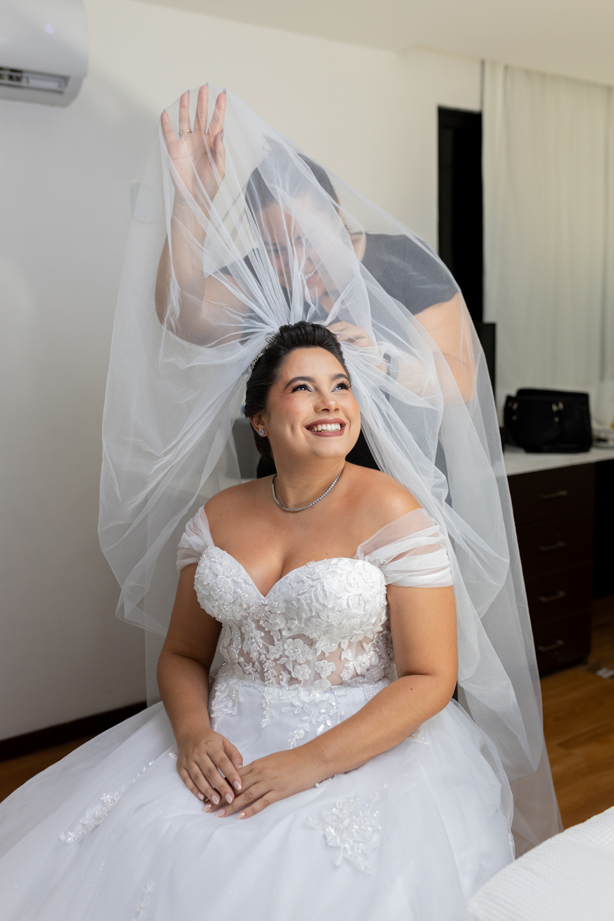 Esse momento de colocar o véu e onde acontece as nossas melhores risadas!