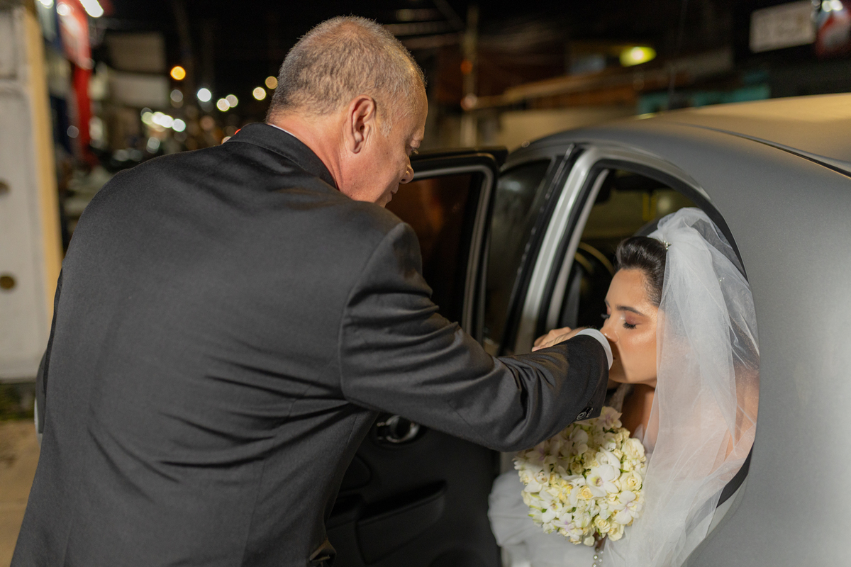 Nayara pedindo a sua benção ao seu Pai.