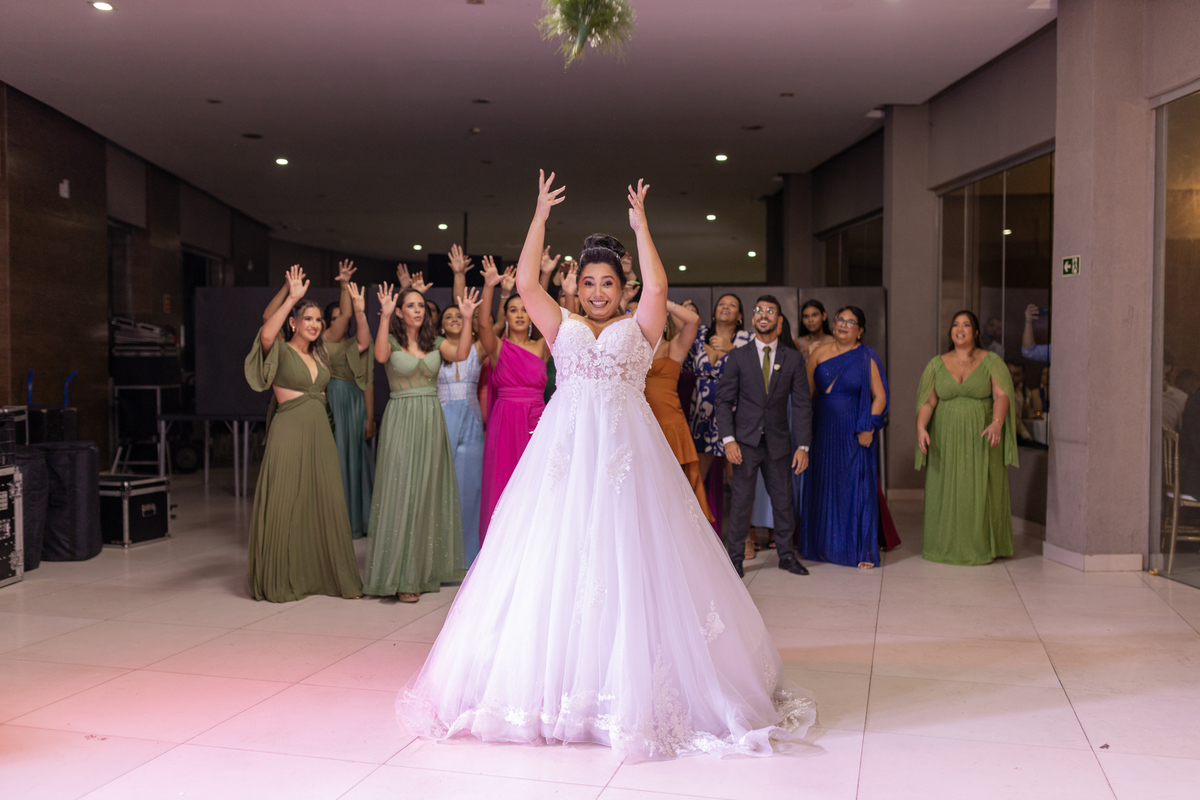 Noiva jogando o seu buquê.