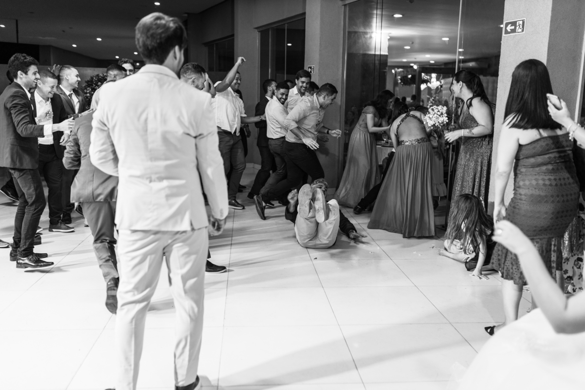 E a disposição foi tão grande, que teve convidado dando um mergulho para tentar pegar e mesmo assim, não conseguiu.