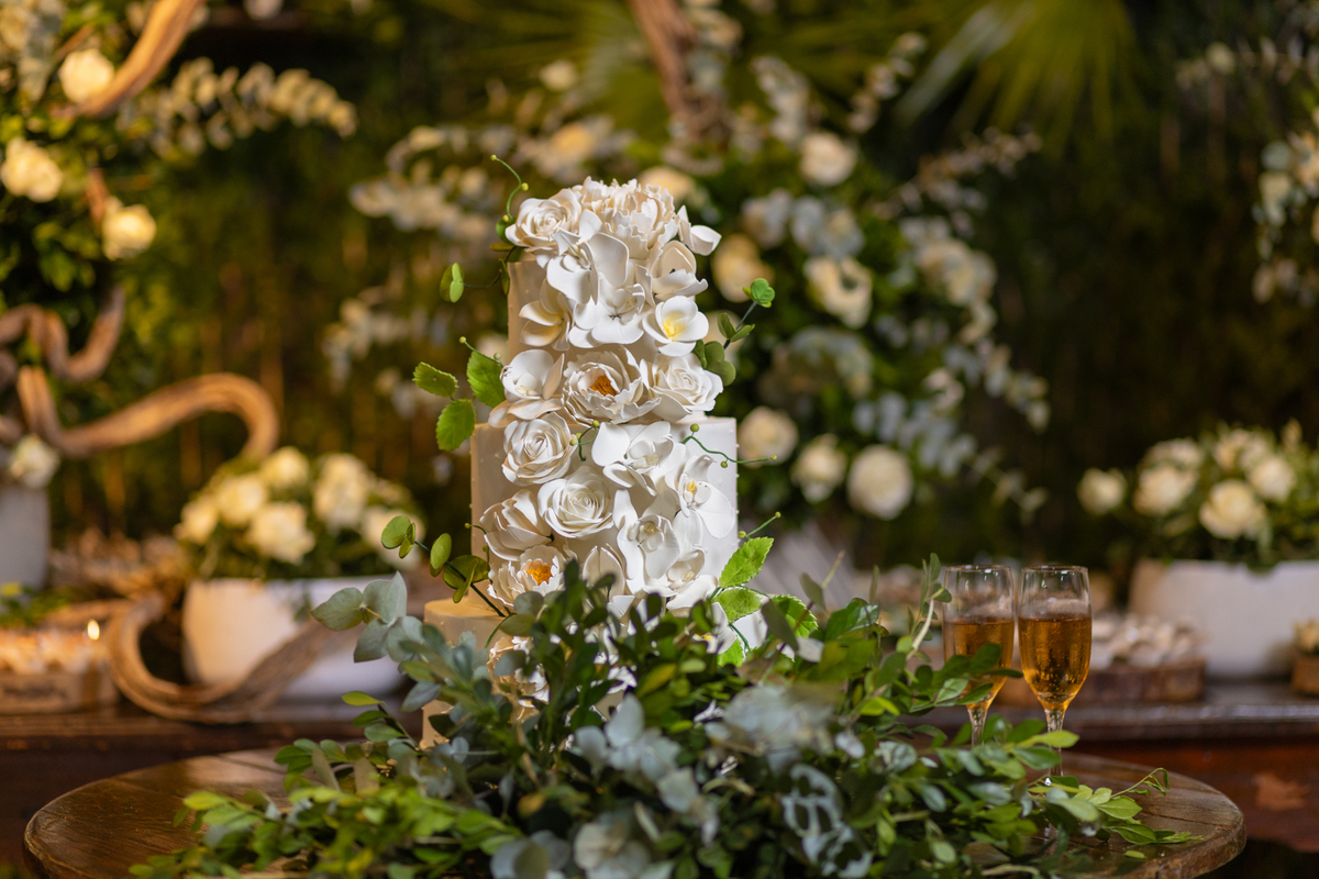 O lindo bolo do casamento.