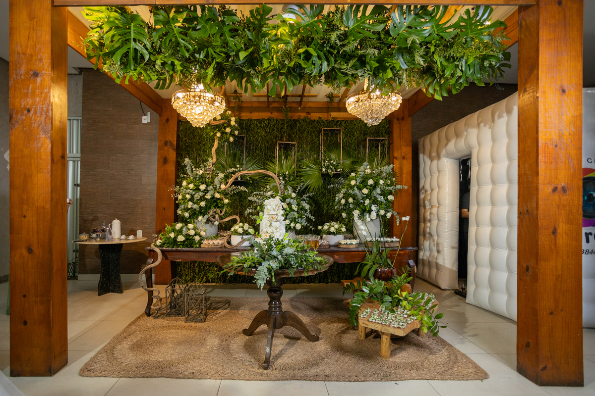 Decoração da mesa do bolo e doces finos.