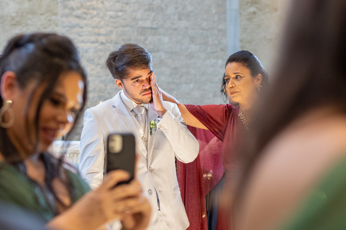 Noivo bastante emocionado.