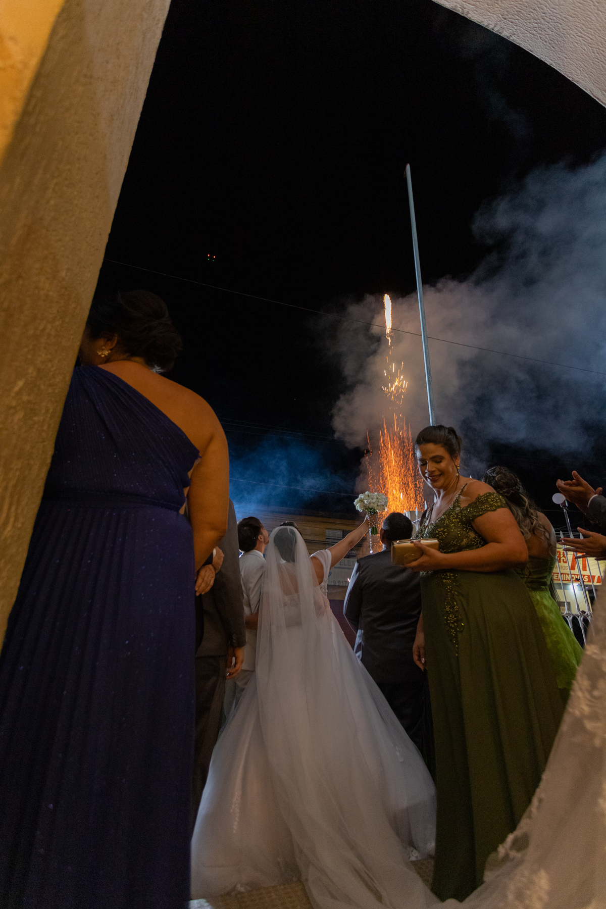 Fotos na porta da Igreja, para celebrar o Amor!