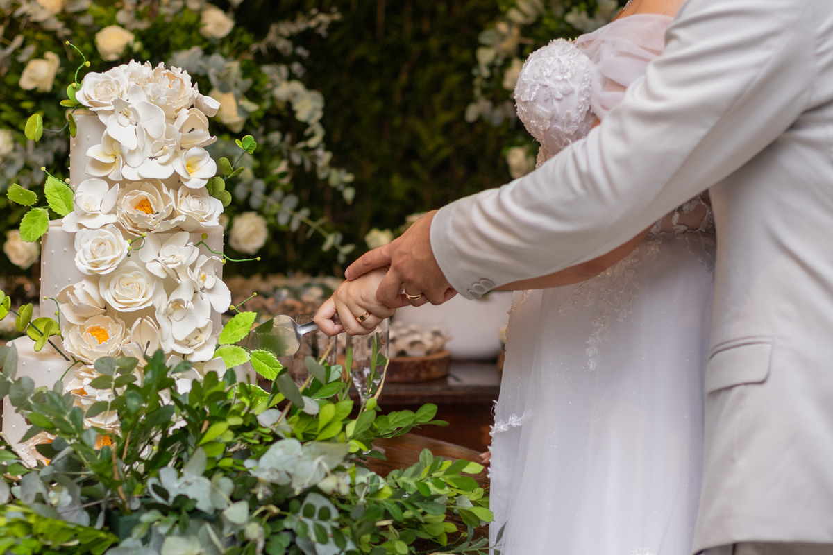 Hora de cortar o bolo de casamento.