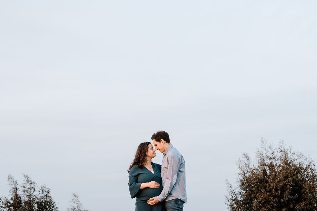 gravida com céu de fundo