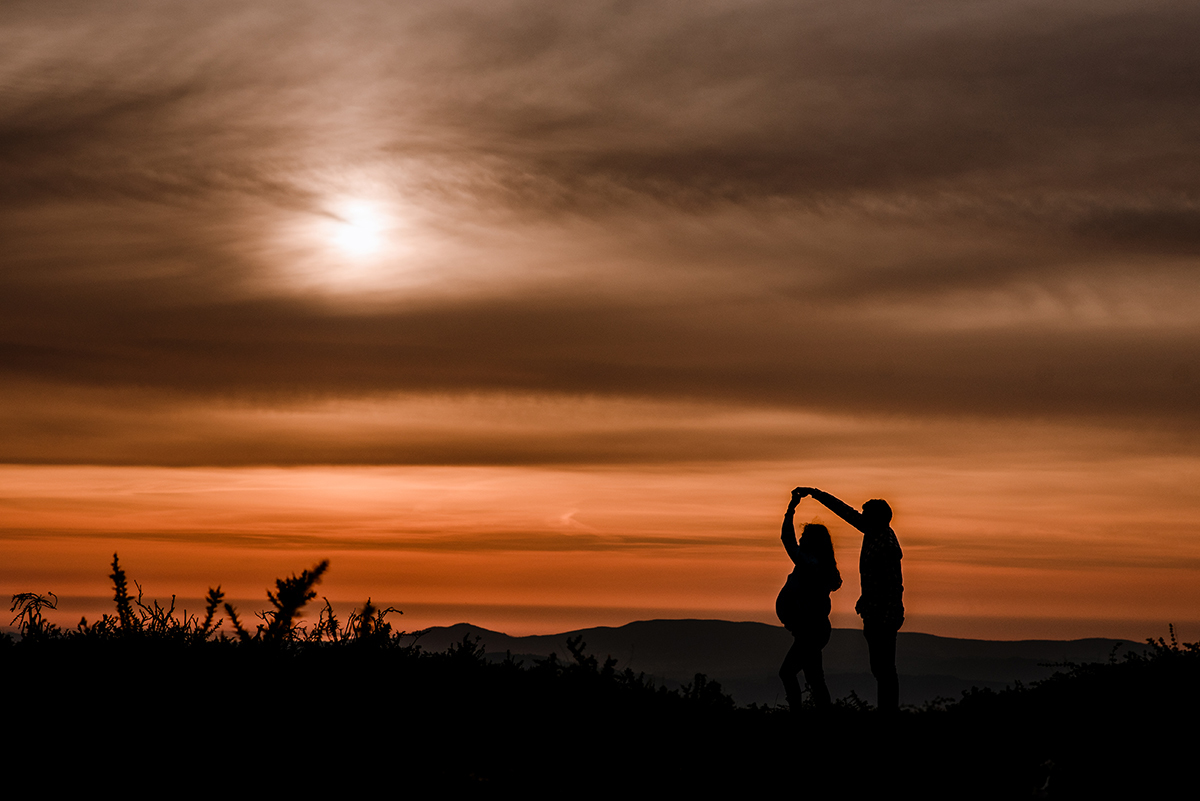 grávida dançar por do sol