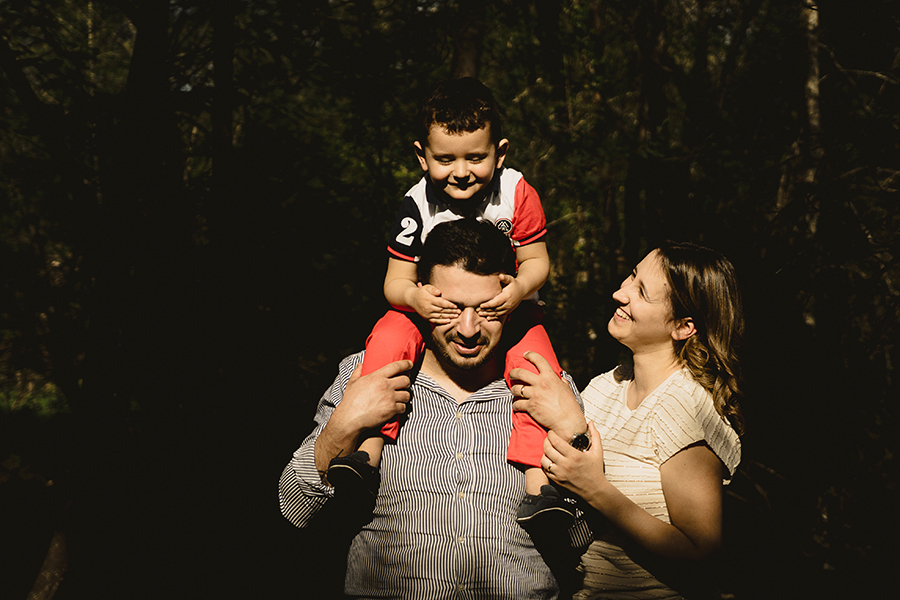 filho ao ombro do pai