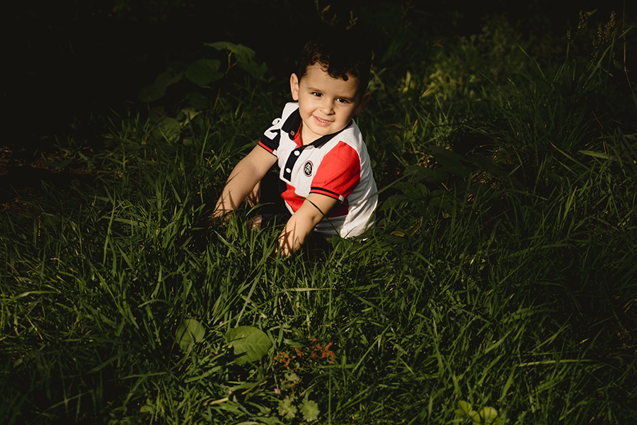 menino sentado chão