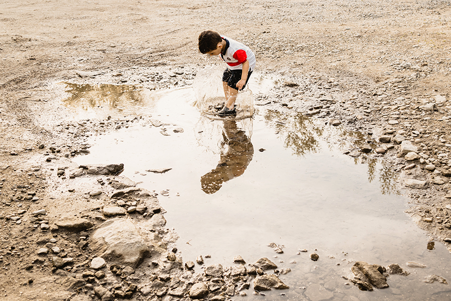 menino brincar água