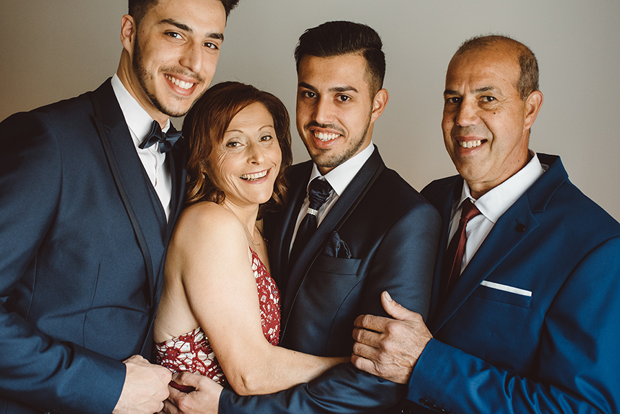 noivo com família