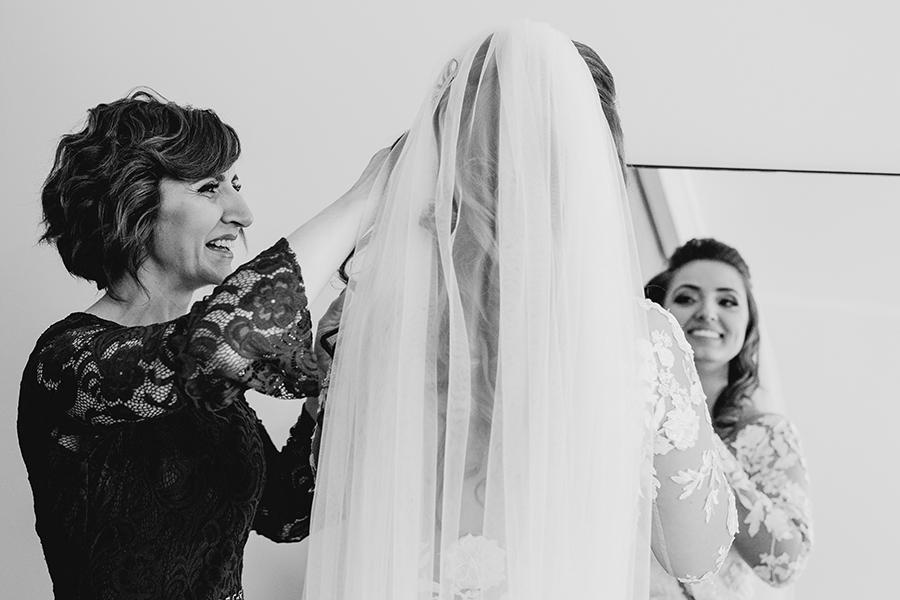 mãe arranja véu noiva