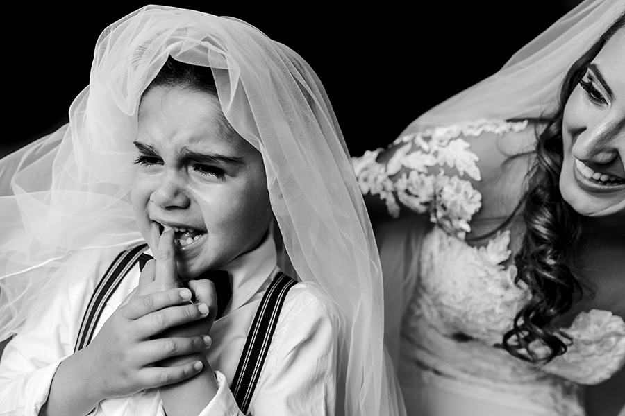 menino alianças chorar