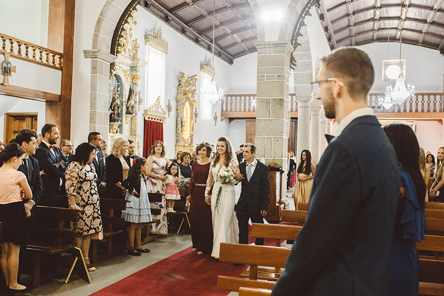 noiva entre na igreja