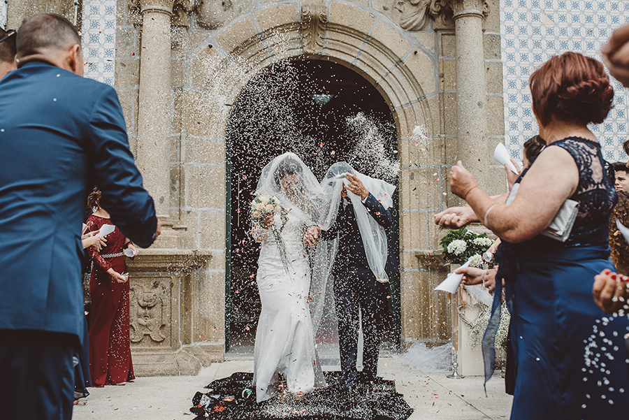 noivos sair da igreja