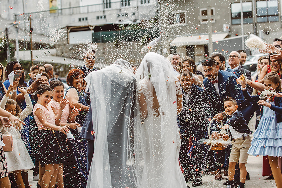 noivos com arroz