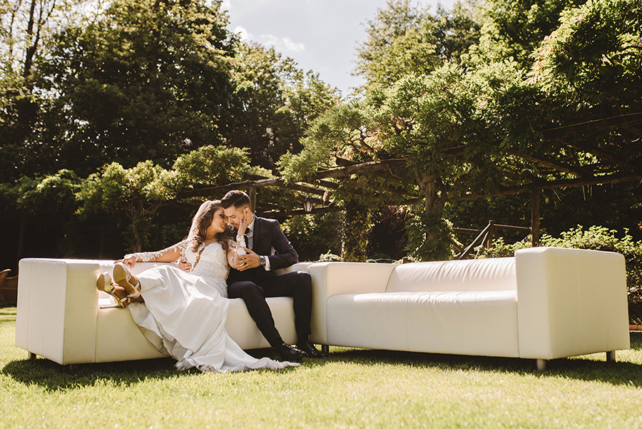 noivos no sofá